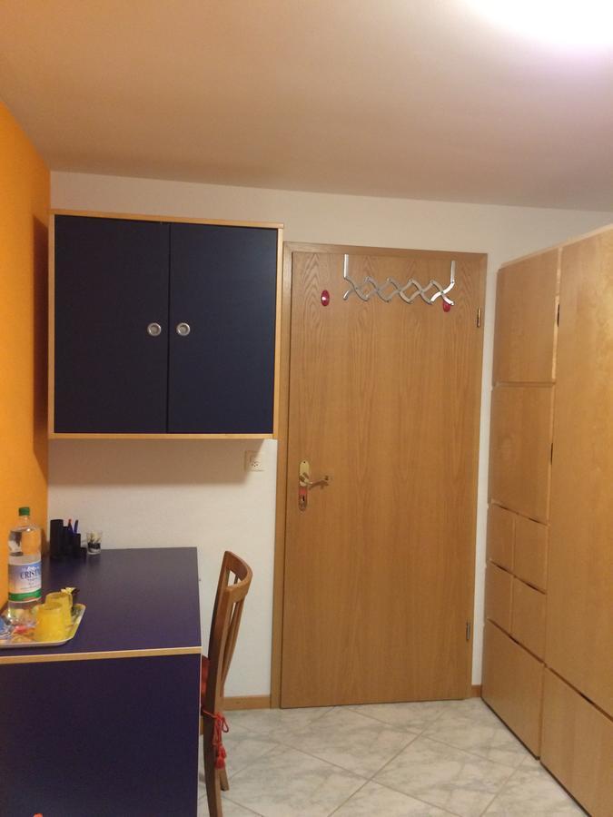 Mona'S Sleep & Go Bed & Breakfast Buren  Exterior foto