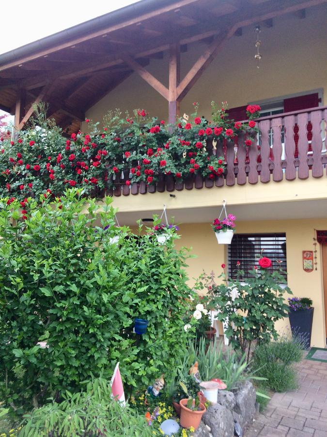Mona'S Sleep & Go Bed & Breakfast Buren  Exterior foto